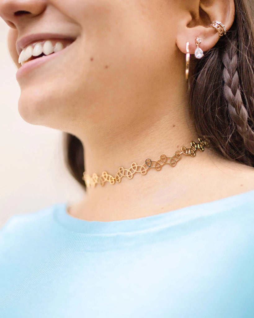 Collier choker : le bijou star des années 90 fait son come back.