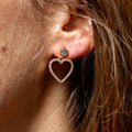 Boucle d'oreille coeur pendante portée