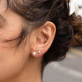 Boucles d'oreilles perles nacrées 6mm et 4mm portées 