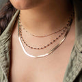 collier perles noires plaqué or porté