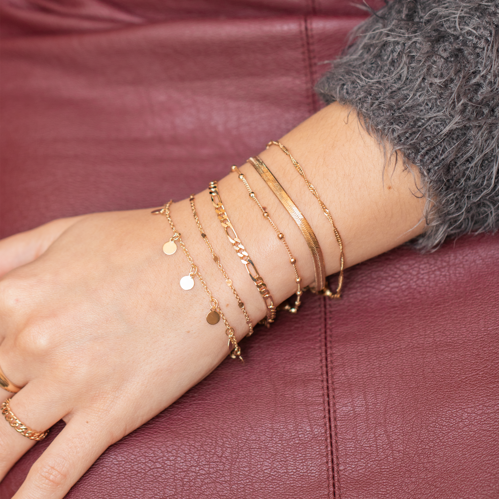 Photo portée de bracelets en plaqué or