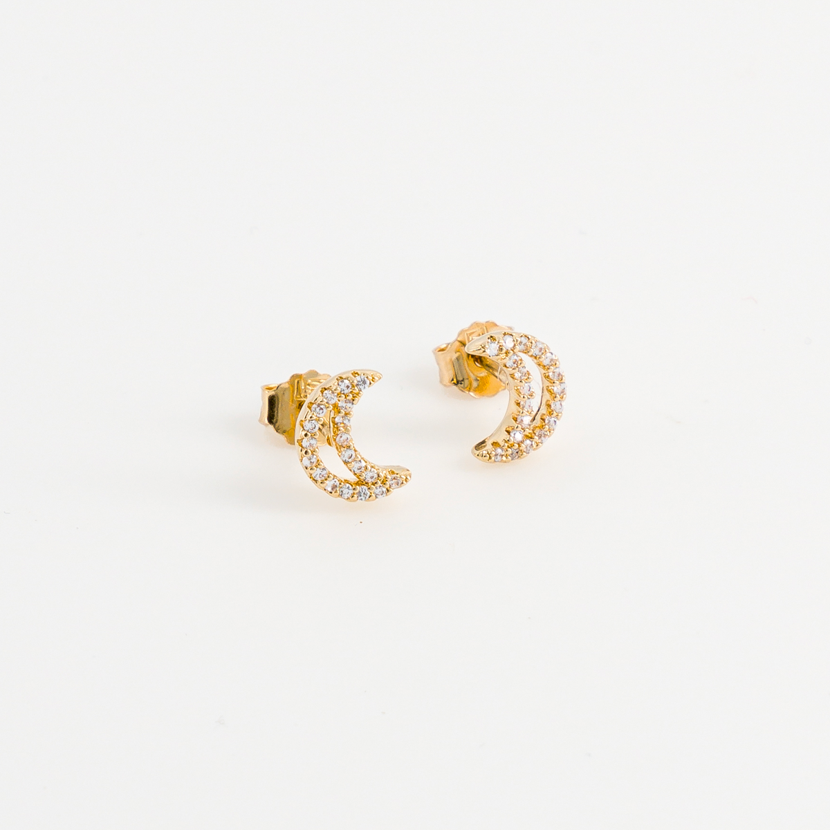 boucle d'oreille croissant de lune vue trois quarts