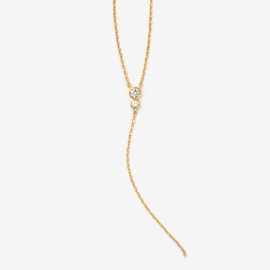 Collier qui tombe dans le décolleté plaqué or