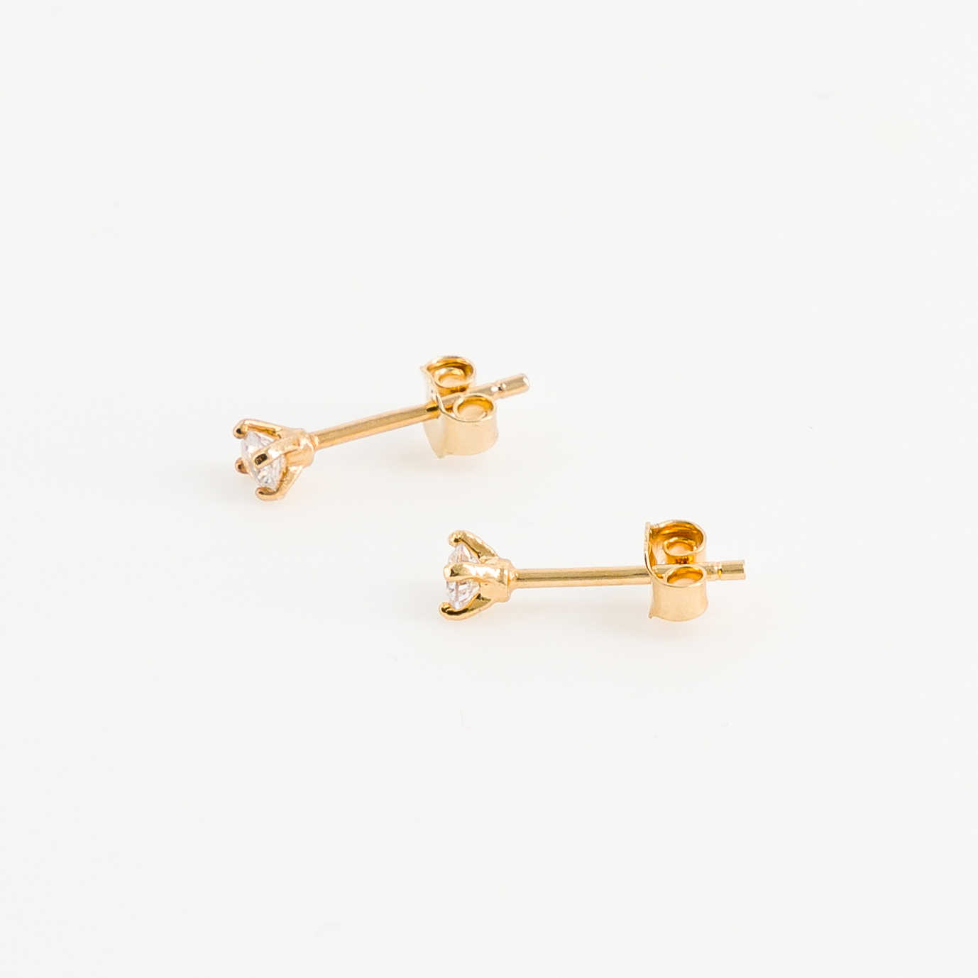 boucle d'oreille puce diamant vue de profil