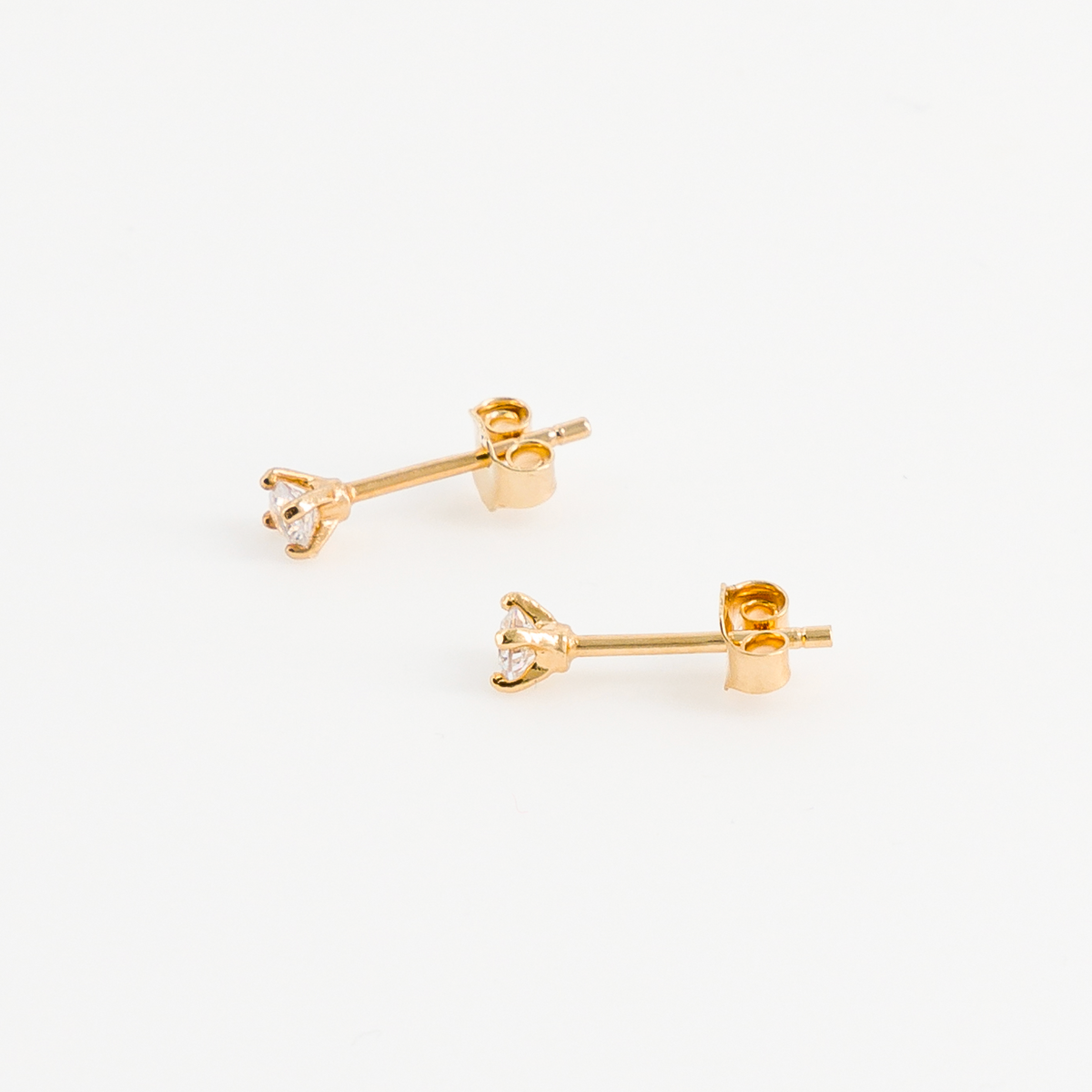 boucle d'oreille puce diamant vue de profil