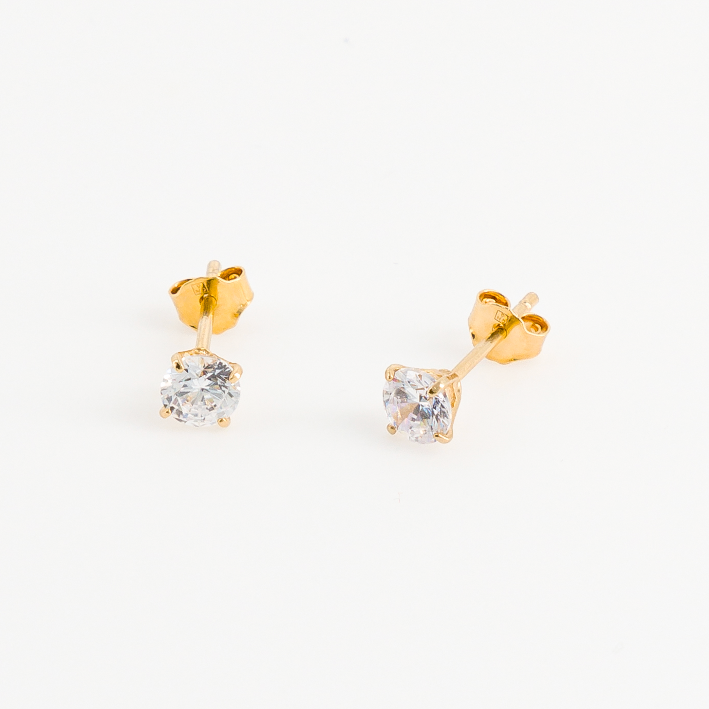 Boucle d oreille avec diamant vue de côté