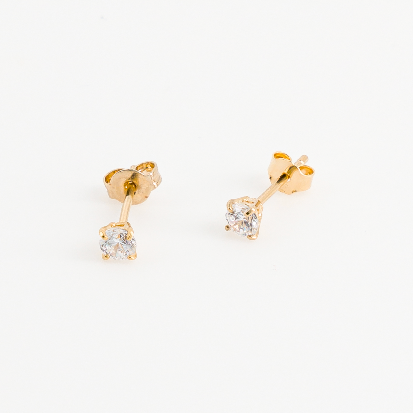 Puces d'oreilles diamant plaqué or vue de face